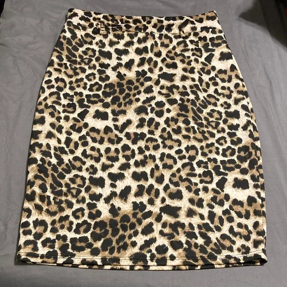 Elegant Soft Stretch Leopard Print Pencil Skirt Marked Large Fits Small - Picture 3 of 7